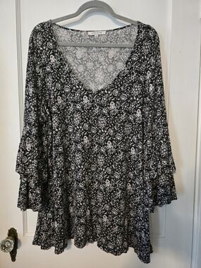 Rose & Olive Black White Gray Floral V-Neck Tunic with Bell Sleeves